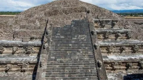 西甲争霸：皇家马德里与巴塞罗那仅差3分，马竞全力冲刺，三线作战激战正酣